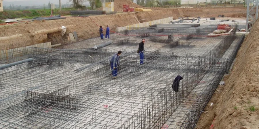 Diseño de Cimentaciones Superficiales en Calama: Geotecnia para Suelos Salinos y Sismicos