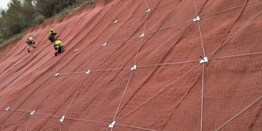 Análisis de estabilidad de taludes en Calama: ingeniería para terrenos complejos